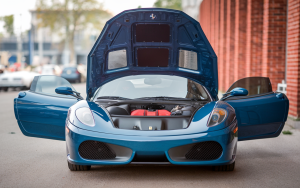 Ferrari brevète des échappements latéraux : préparez-vous au grand retour du V12 avant !
