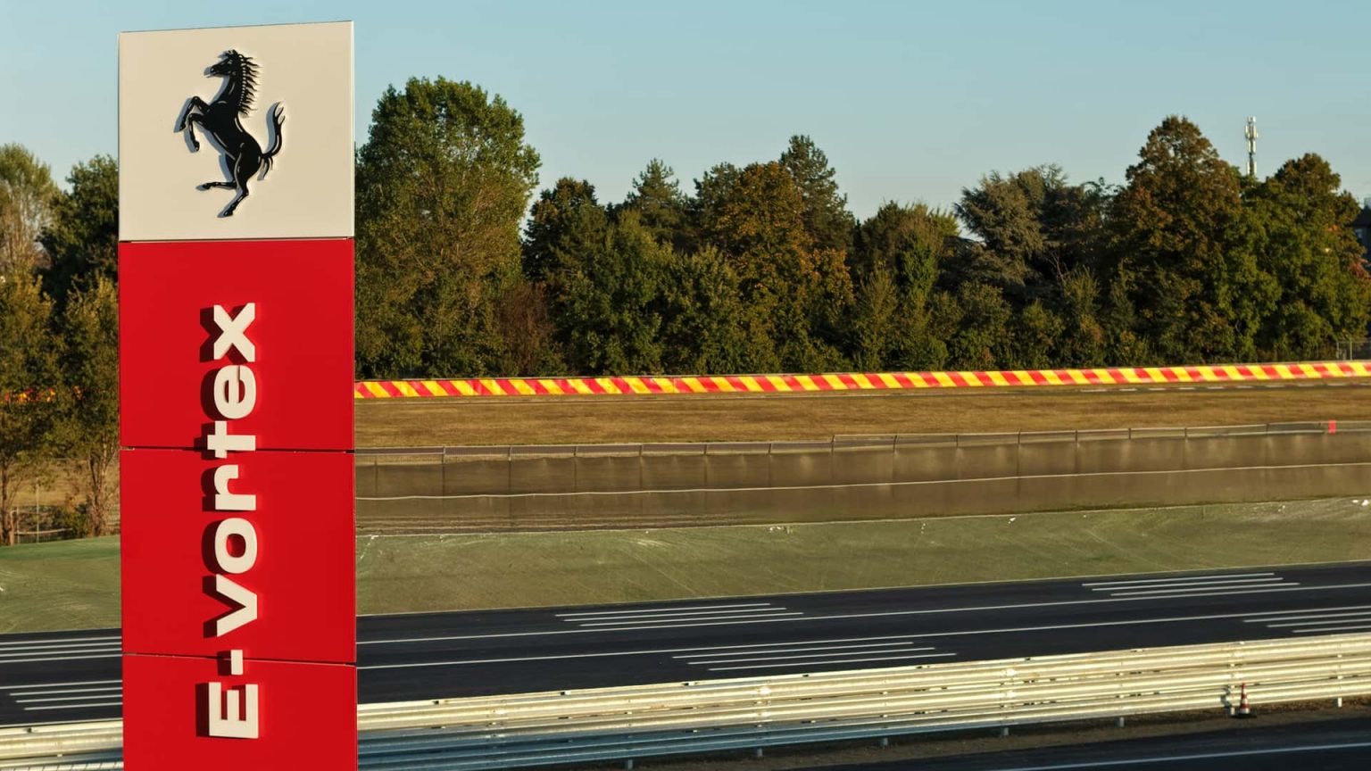 Ferrari bat tous les records : une piste d’essai ultra-secrète construite en 4 mois dévoilée !