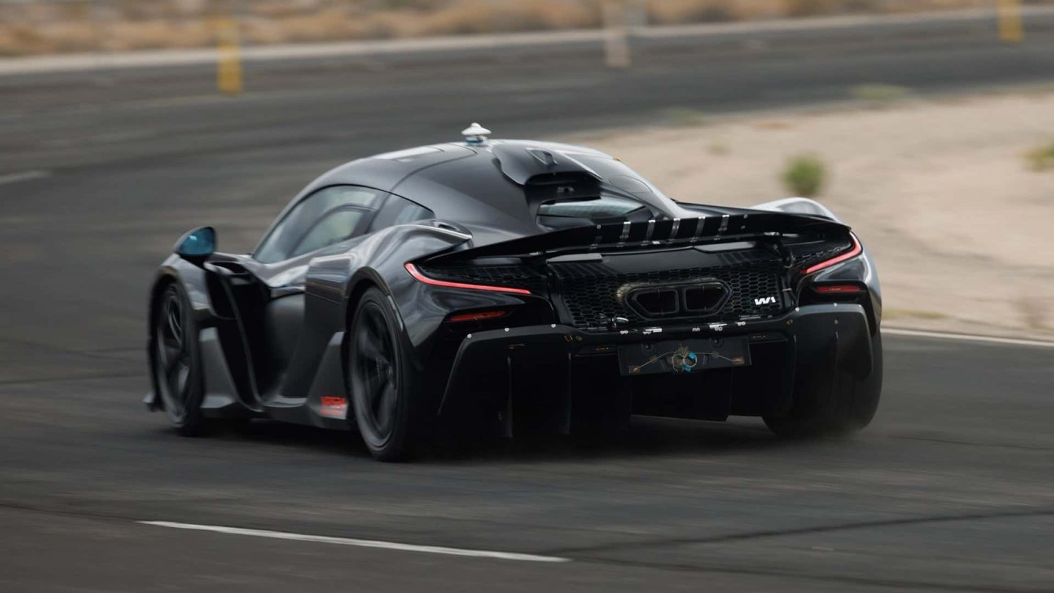 McLaren W1 libère 1 275 CV en plein désert : ce rugissement va vous scotcher !