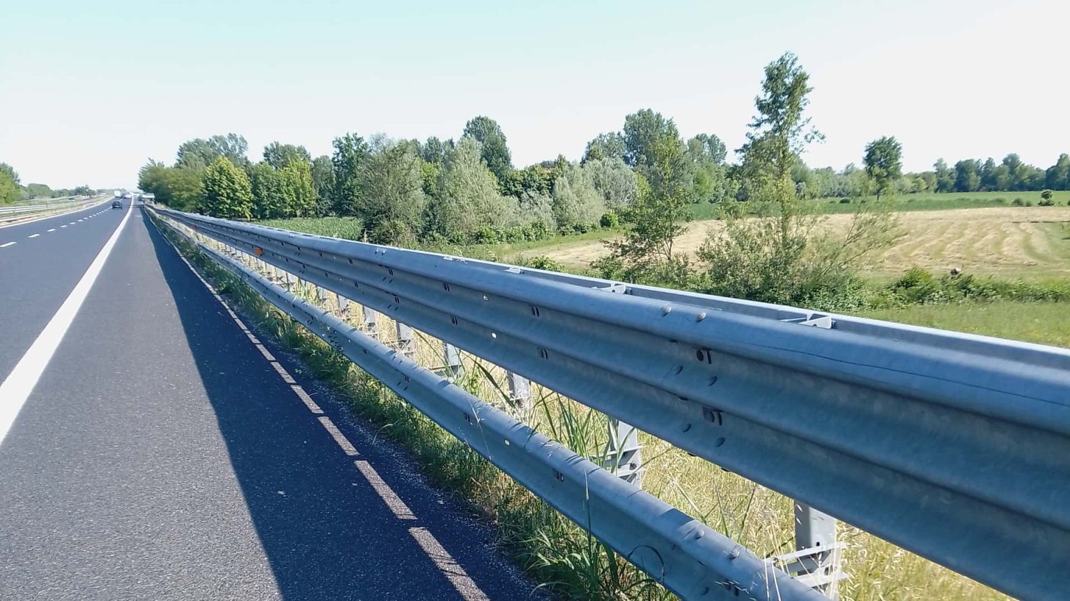Danger sur nos routes : les SUV modernes traversent les glissières des années 90 comme du papier !