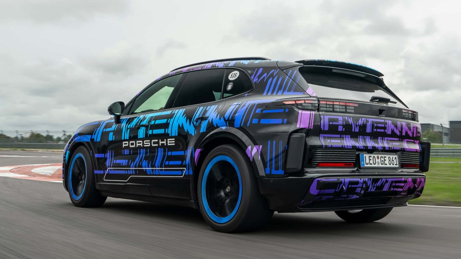 La Porsche Cayenne électrique enfin révélée : 1 070 CV, 600 km d’autonomie et recharge éclair en 15 min !***