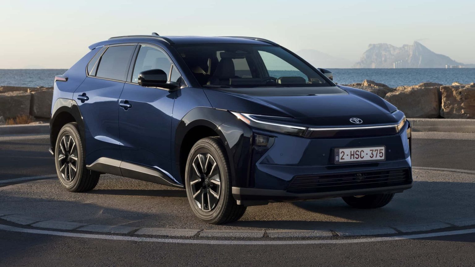 Toyota bZ4X 2026 : autonomie record jusqu’à 569 km et prix choc à partir de 38 500 € — faut‑il craquer ?