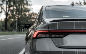 Ces fines lignes sur votre lunette arrière : le petit détail qui peut sauver une manœuvre — comprenez enfin pourquoi elles chauffent