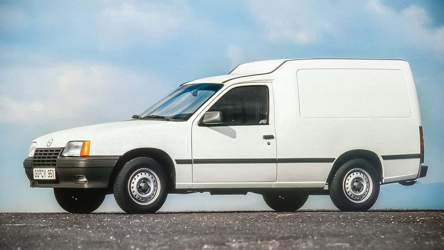 Opel Combo fête ses 40 ans : découvrez l’évolution surprenante qui a transformé la Kadett en fourgon high‑tech