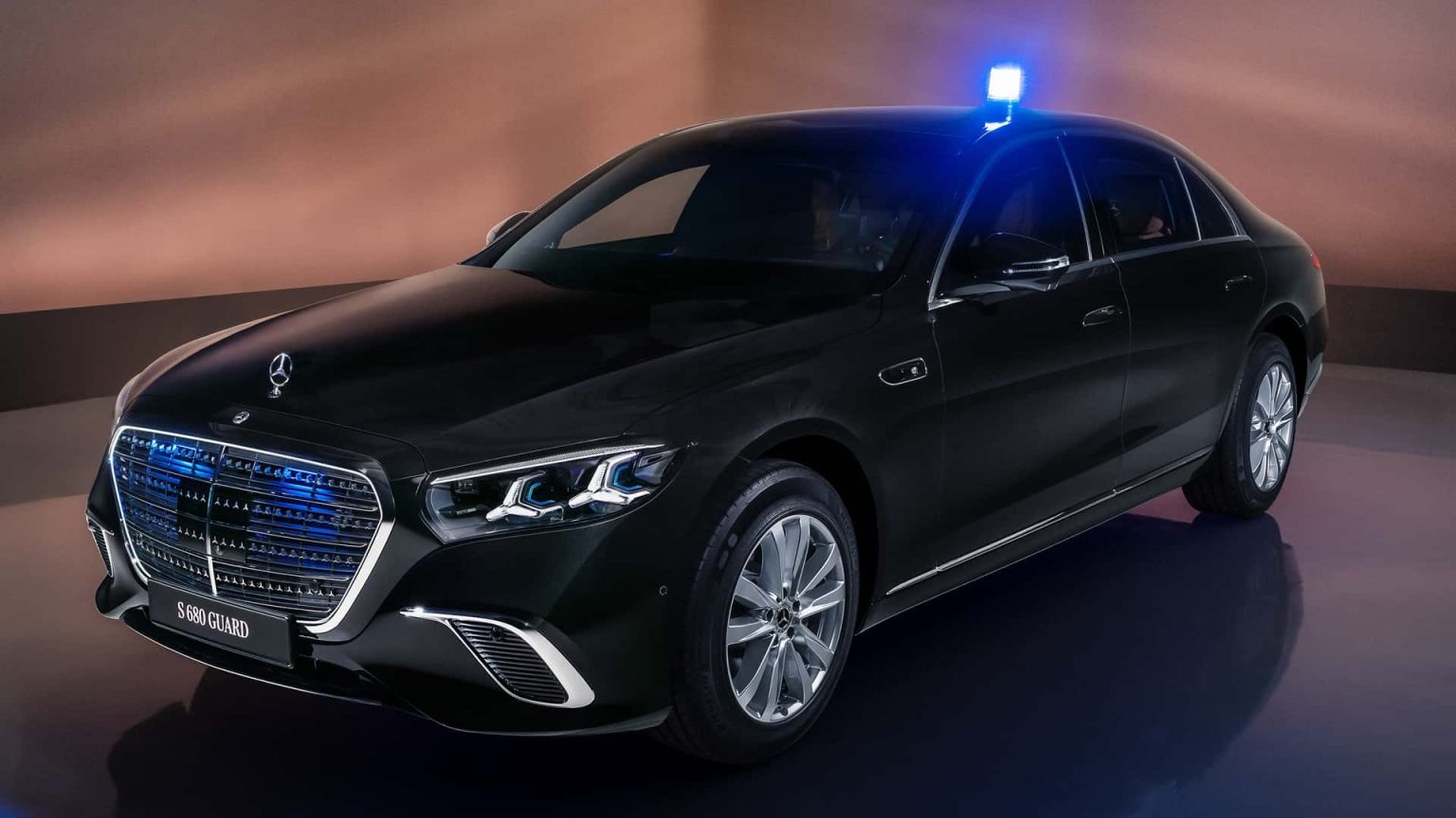 «Mercedes Classe S 680 Guard : le V12 survit et transforme la berline en forteresse — découvrez pourquoi»