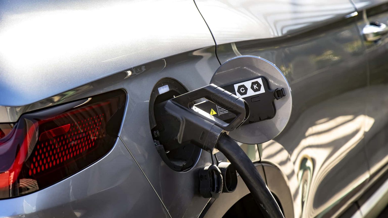 Étude choc : les voitures plug-in émettent jusqu’à 401% de CO2 de plus que prévu — que cache vraiment la promesse zéro émission ?