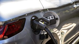 Étude choc : les voitures plug-in émettent jusqu’à 401% de CO2 de plus que prévu — que cache vraiment la promesse zéro émission ?