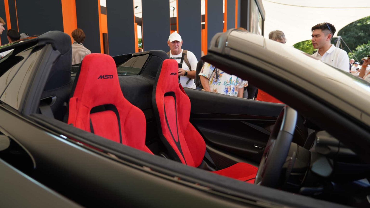 Pourquoi l’Alcantara envahit les hypercars à Goodwood — le secret technique qui change tout