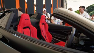 Pourquoi l’Alcantara envahit les hypercars à Goodwood — le secret technique qui change tout