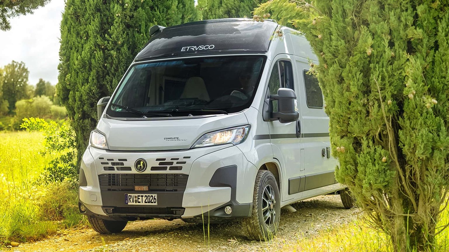 Ce van compact qui paraît petit mais cache un coffre XXL : découvrez l’Etrusco CV 640 PB+ qui change tout pour les voyageurs!