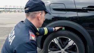 Pneus lisses et révisions oubliées : découvrez si votre voiture risque une amende — le contrôle qui terrifie les automobilistes