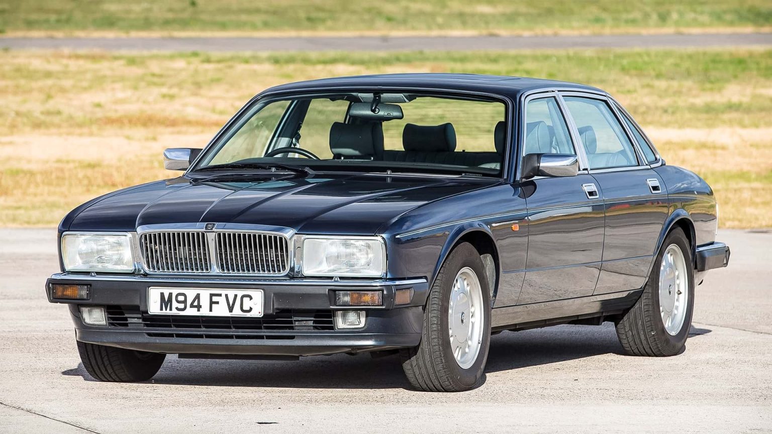 Jaguar XJ40 : 40 ans d’une rébellion élégante — découvrez pourquoi cette Jaguar a presque sauvé la marque (et ce qu’on en pense en Occitanie)